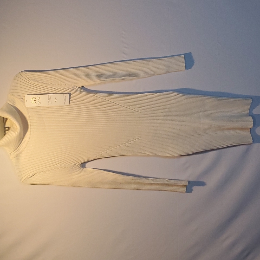 Cream turtle neck sweater dress sz:L (Brand new)